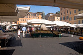 Кампо-дей-Фьоре — знаменитая рыночная площадь