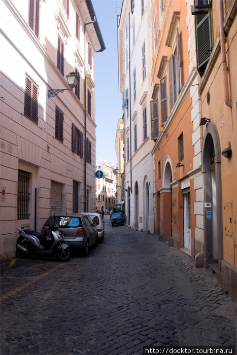 Переулок в районе Кампо-дей-Фьоре Рим, Италия
