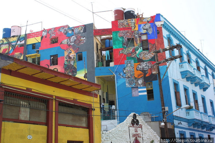 Многоэтажные цветные дома Гавана, Куба
