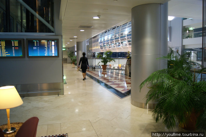 в холле Dubai Terminal Hotel Дубай, ОАЭ