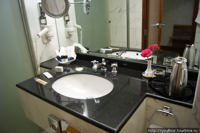 ванная — фен, зеркала и полный набор косметики, включая бритву, расческу и зубные щетки Дубай, ОАЭ