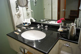 ванная — фен, зеркала и полный набор косметики, включая бритву, расческу и зубные щетки