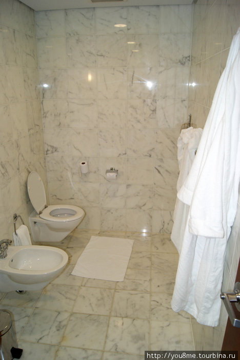 туалет, биде, махровые коврики, халаты и тапочки Дубай, ОАЭ