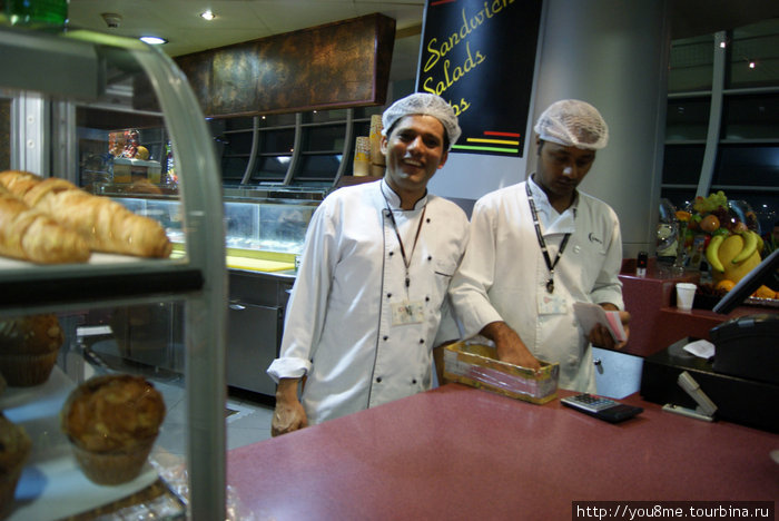 радостные служащие ресторана Дубай, ОАЭ