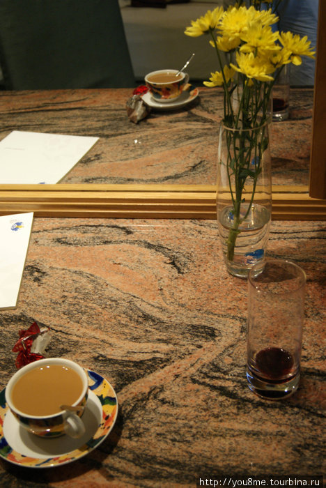 цветы на столике и зеркало Дубай, ОАЭ