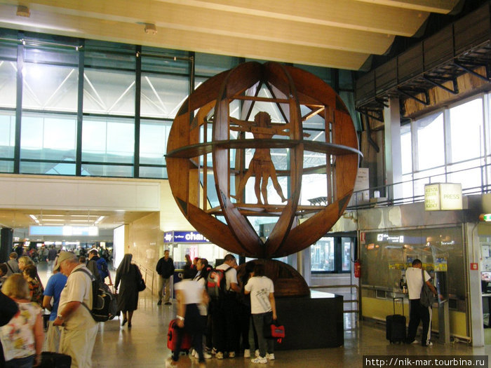 Микеланджело — символ римского аэропорта. Рим, Италия
