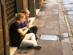 Жители Рима обожают сидеть на тёплом камне.