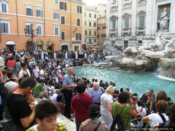 У фонтана де Треви можно сидеть часами, как в театре. Рим, Италия