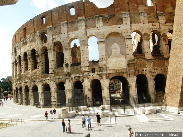 Колизей — вид с тыла. Рим, Италия