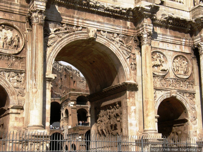 Одни из древних ворот Вечного Города. Рим, Италия