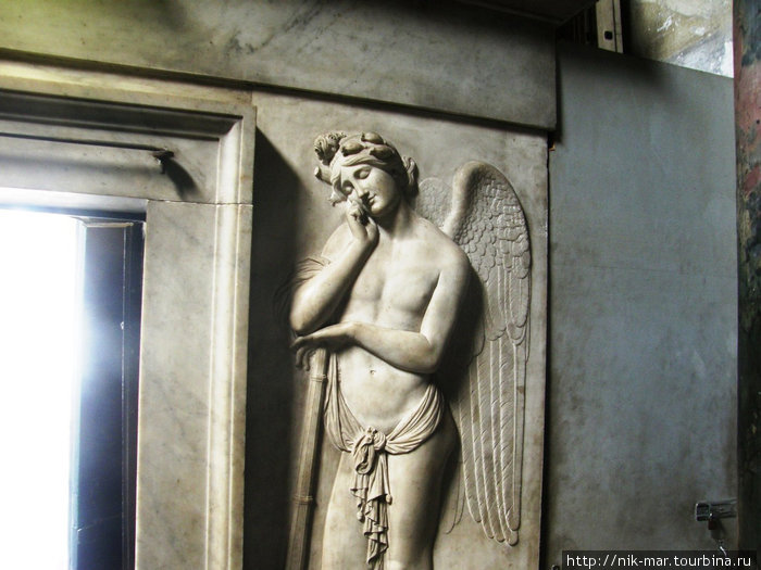 Умилившийся ангел. (В одном из римских храмов.) Рим, Италия