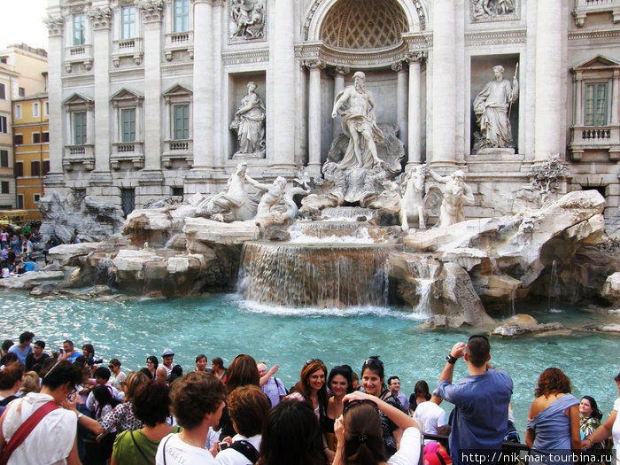 От фонтана де Треви невозможно отвести ни взгляд, ни объектив фотоаппарата. Рим, Италия