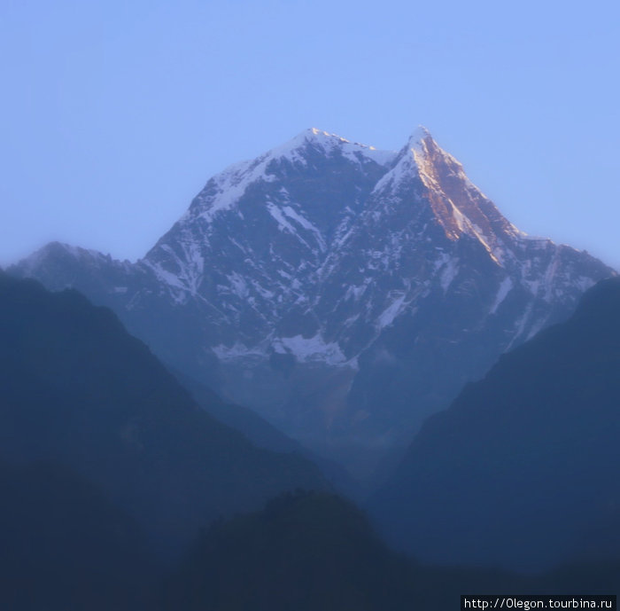 Первый луч солнца на виднеющейся горе Зона Гандаки, Непал