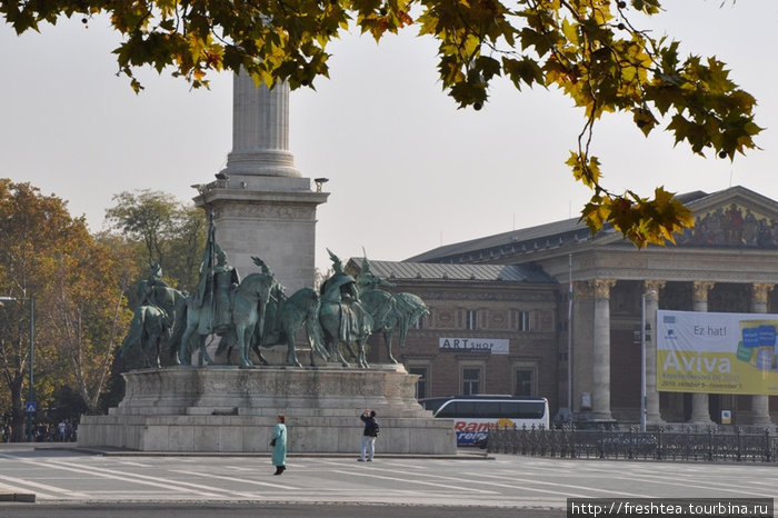 Торжественно-строгой площади Героев золото платанов особенно к лицу. Будапешт, Венгрия