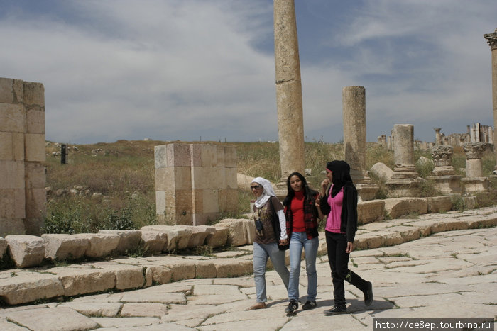 Молодые иорданки тоже изучают колонны. Джераш, Иордания