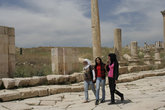 Молодые иорданки тоже изучают колонны.