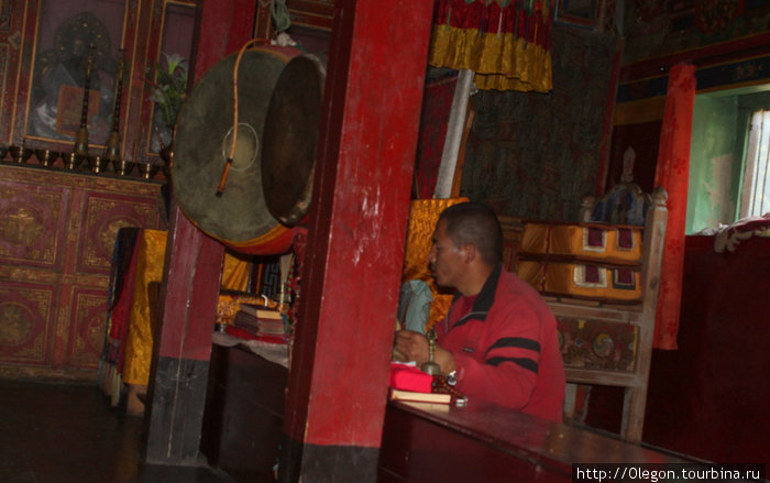 Монах читает мантры Тукуче, Непал
