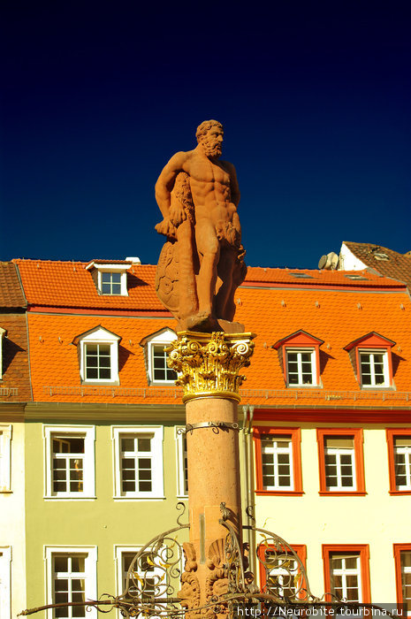 Памятник геркулесу на рыночной площади Гейдельберг, Германия