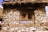 Резные окна на каменной стене