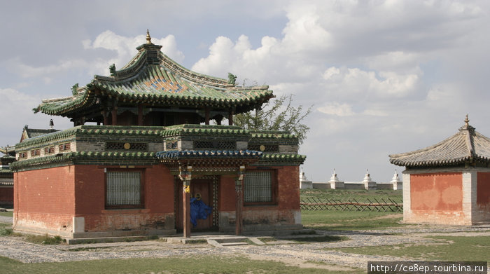 Религиозная постройка на территории монастыря Эрдэни-Дзу — основной интересной точки Хархорина. Каракорум, Монголия