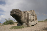 Бытует мнение, что эта раньше (1000 лет назад) эта черепаха стояла у ворот в город.