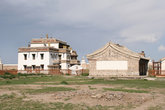 Здания внутри монастыря Эрдэни-Дзу, частично строились из остатков от первого, совсем старого, города.