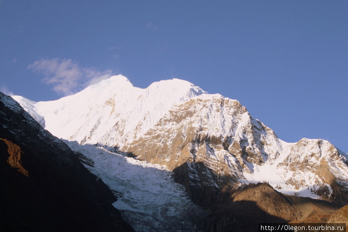 Утром лучше всего видно снежники Мананг, Непал