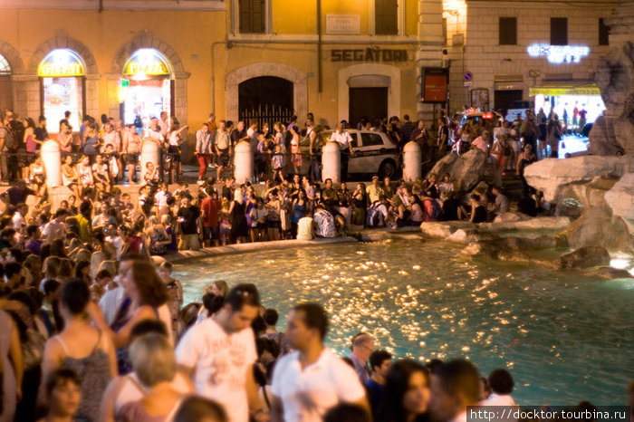Толпы туристов у Треви Рим, Италия