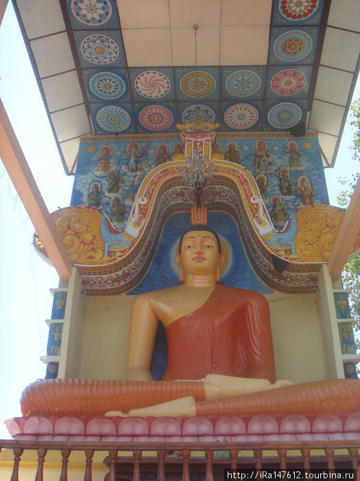 На одном из поворотов автомобильного шоссе. Статуи Будды везде Шри-Ланка