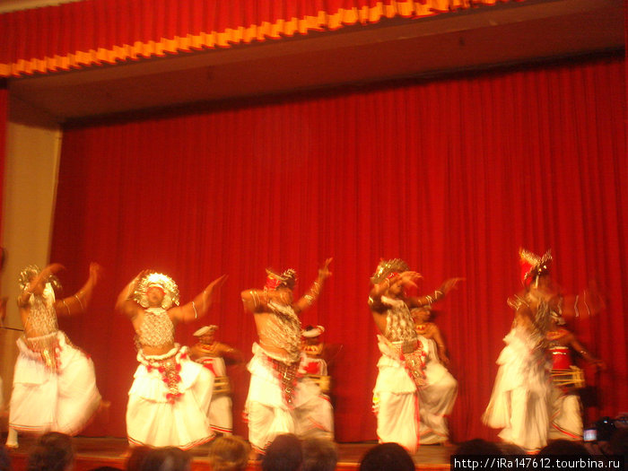 Народные танцы своеобразны. Но костюмы можно рассматривать и рассматривать. Шикарные!!! Шри-Ланка