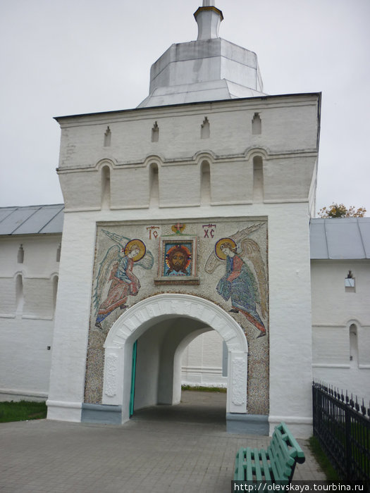 Вход в монастырь украшен мозаичными изображениями Толга, Россия
