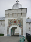 Вход в монастырь украшен мозаичными изображениями