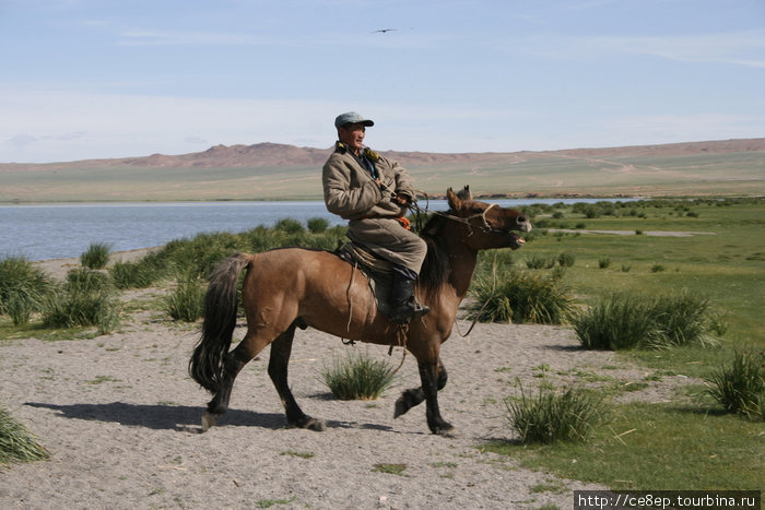 Представитель местного населения. Монголов отличает такая интересная способность как появляться ниоткуда. Поэтому если вы вокруг никого не видите, то это не значит, что никого нет :) Монголия
