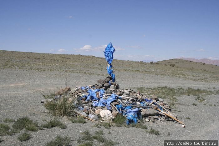 Так называемый ово — своеобразный памятник духам, встречается на каждом перевале или перегибе местности. Каждый проезжающий должен туда что-нибудь положить, иначе духи обидятся. Монголия