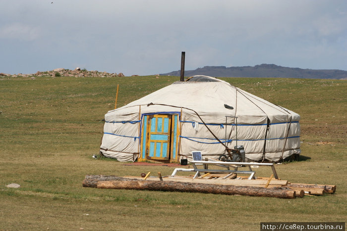 Юрта вблизи. На рынке такая стоит около 800 долларов — возможно кто-то захочет завести недвижимость в Монголии? Монголия