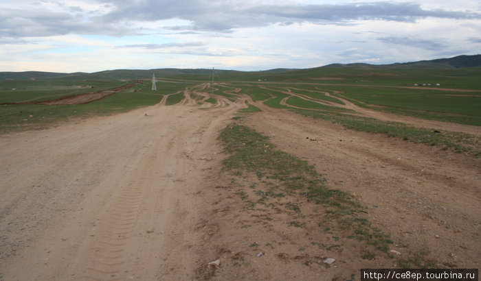 Путники должны быть довольны — дороги точно хватит на всех. Монголия