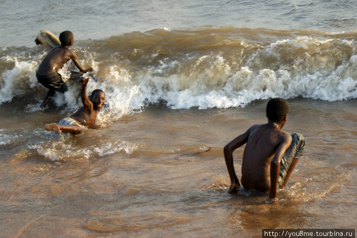 мальчишки купаются в волнах Бужумбура, Бурунди