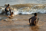 мальчишки купаются в волнах