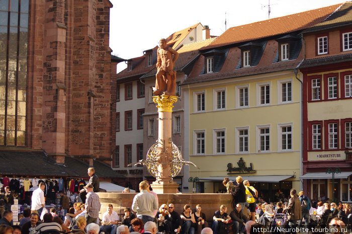 Геркулес на площади у Ратхауза и церкви Святого Духа Гейдельберг, Германия