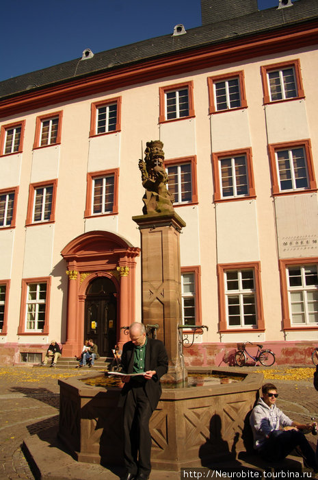 Лев на университетской площади — излюбленое место встречи студентов и горожан города Гейдельберг, Германия