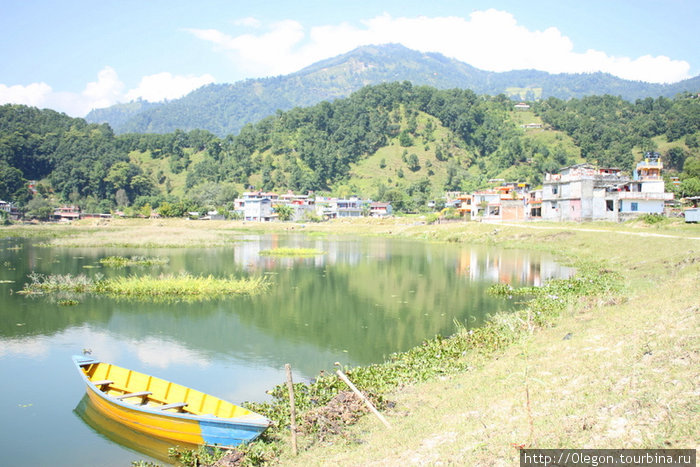 Озеро в городе, город на озере Покхара, Непал