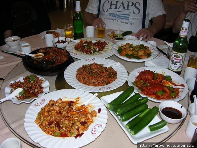 Традиционный круглый стол в ресторане Пекин, Китай