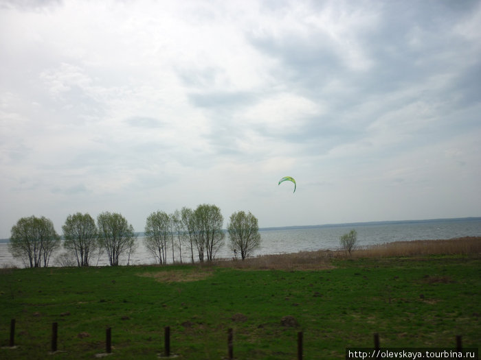 Над Плещеевым озером кто-то  летает Переславль-Залесский, Россия