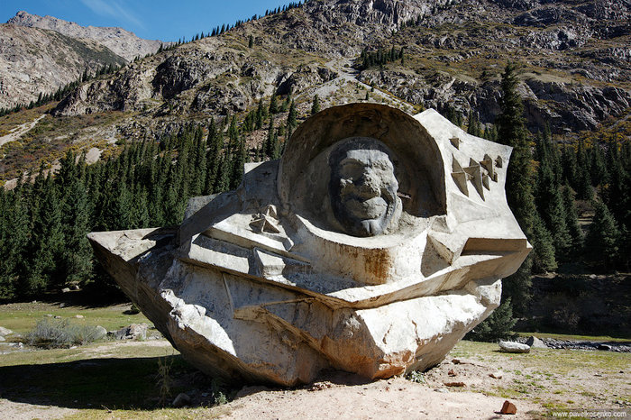 Старый памятник Гагарину, так называемый «Камень Гагарина», разрушенный природой и вандалами. Ущелье Барскоон, Киргизия