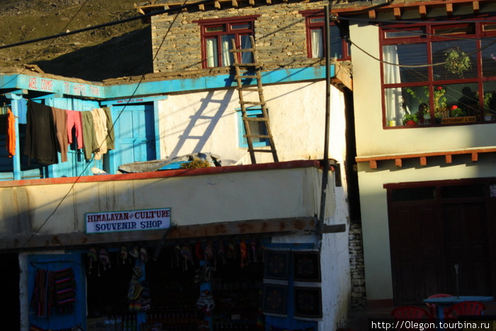 Первый город после спуска с перевала Муктинатх, Непал