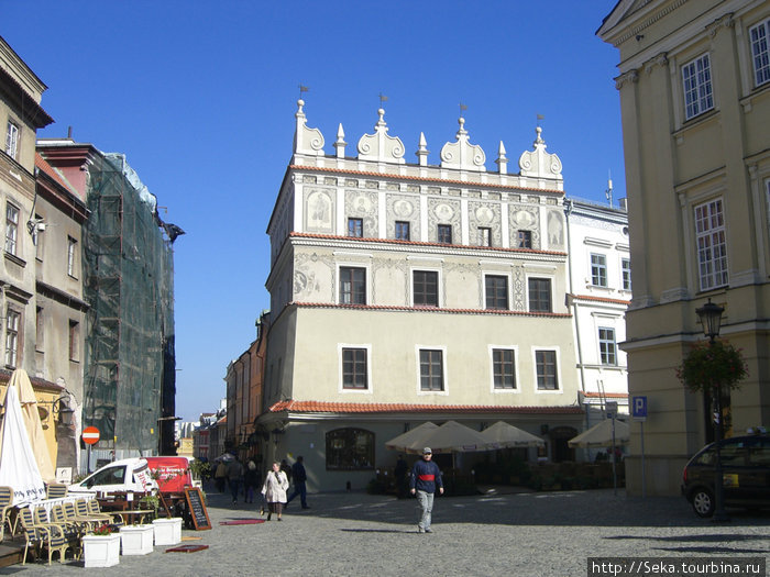 Справа — здание Коронного трибунала Люблин, Польша