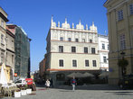 Справа — здание Коронного трибунала