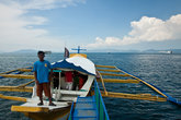 Порт в Батангасе, бангка — большая лодка, на которой вас доставят в Пуэрто-Галеру