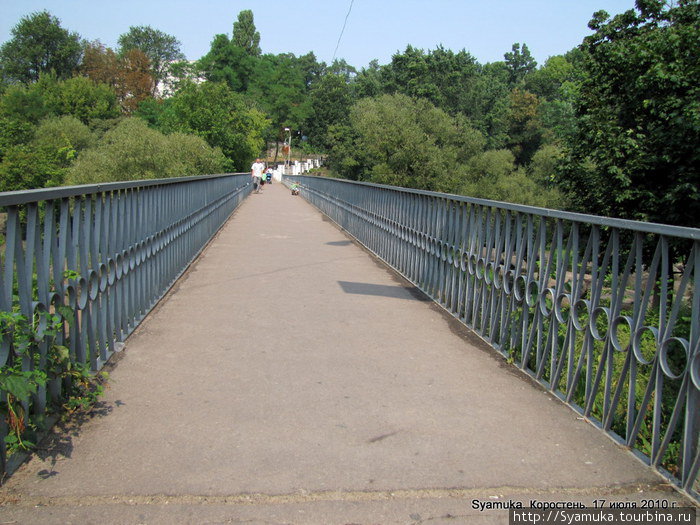 Обе части парка соединяет аккуратный пешеходный мостик. Коростень, Украина