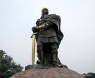 10-метровая фигура князя Мала выполнена из меди. Ее автором является скульптор Игорь Заричный. Поставлен памятник на благотворительные средства.